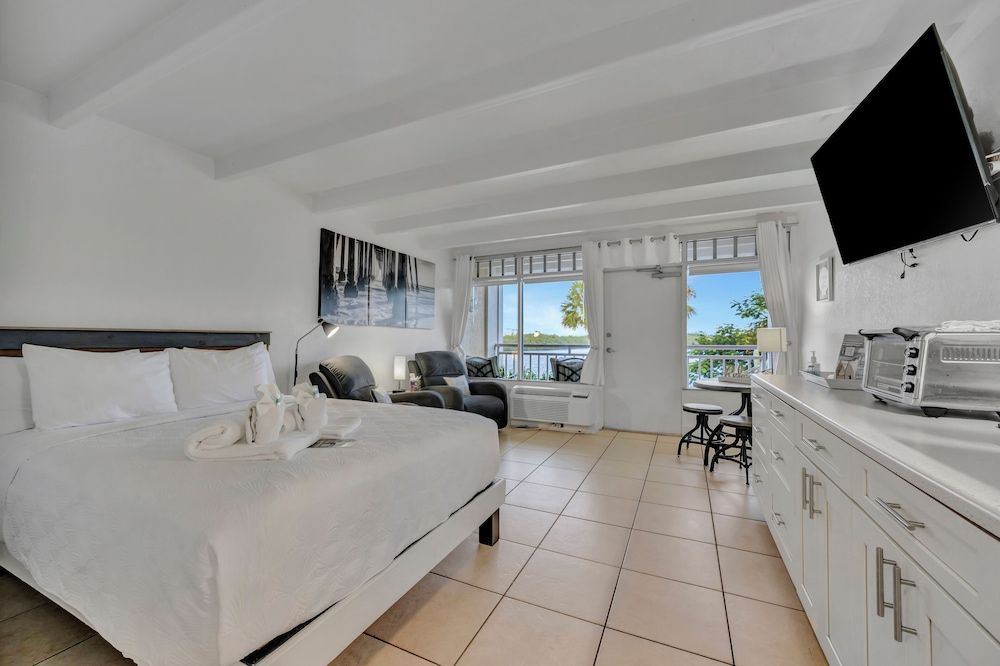 Little Harbor Comfort Studio, 1 Queen Bed, Balcony, Bay View 4