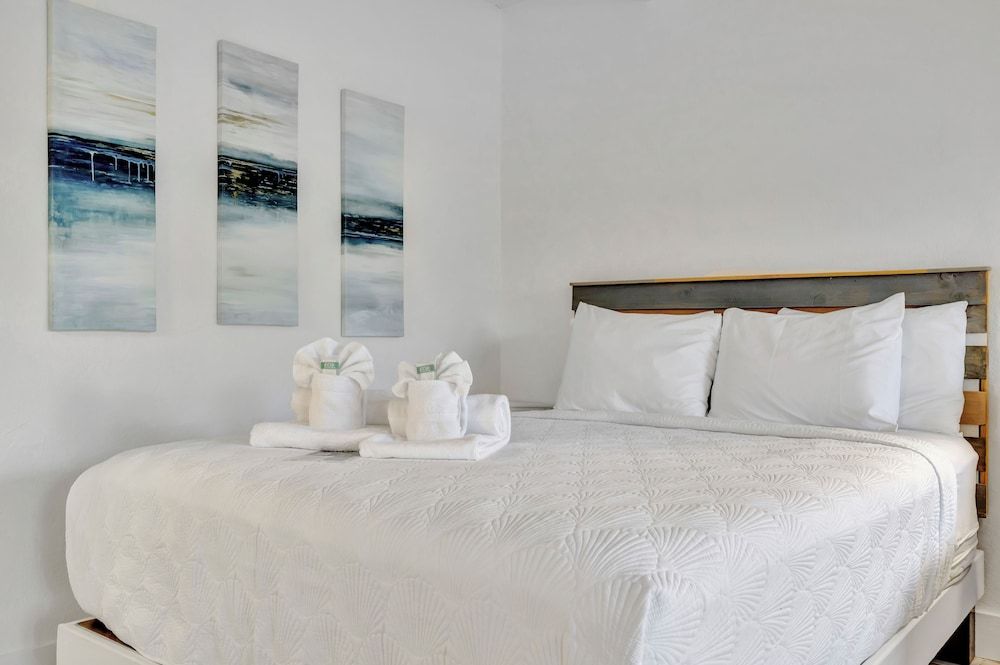 Little Harbor Comfort Studio, 1 Queen Bed, Balcony, Bay View 2