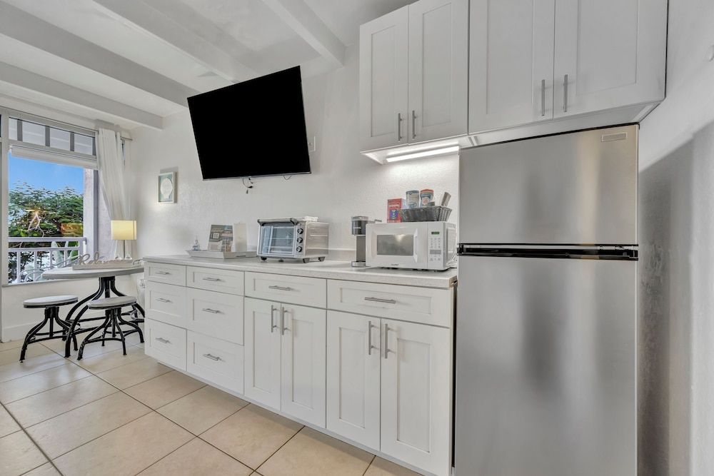 Little Harbor Comfort Studio, 1 Queen Bed, Balcony, Bay View 13