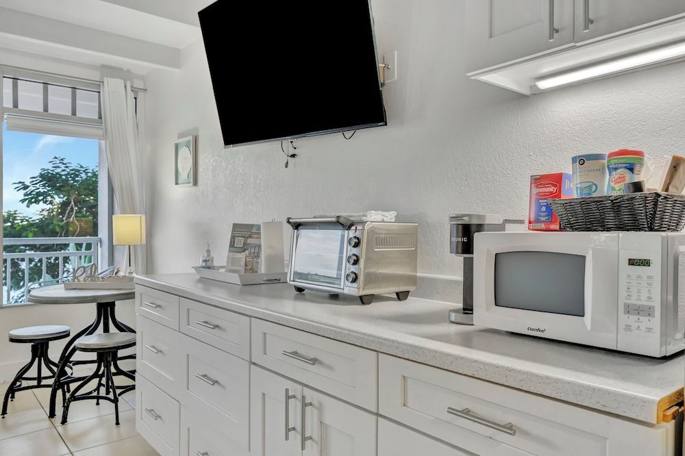 Little Harbor Comfort Studio, 1 Queen Bed, Balcony, Bay View 14