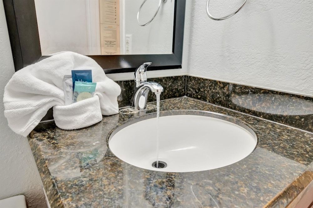 Little Harbor Panoramic Studio, 2 Queen Beds, Balcony 12