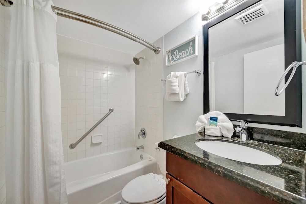 Little Harbor Panoramic Studio, 2 Queen Beds, Balcony 10