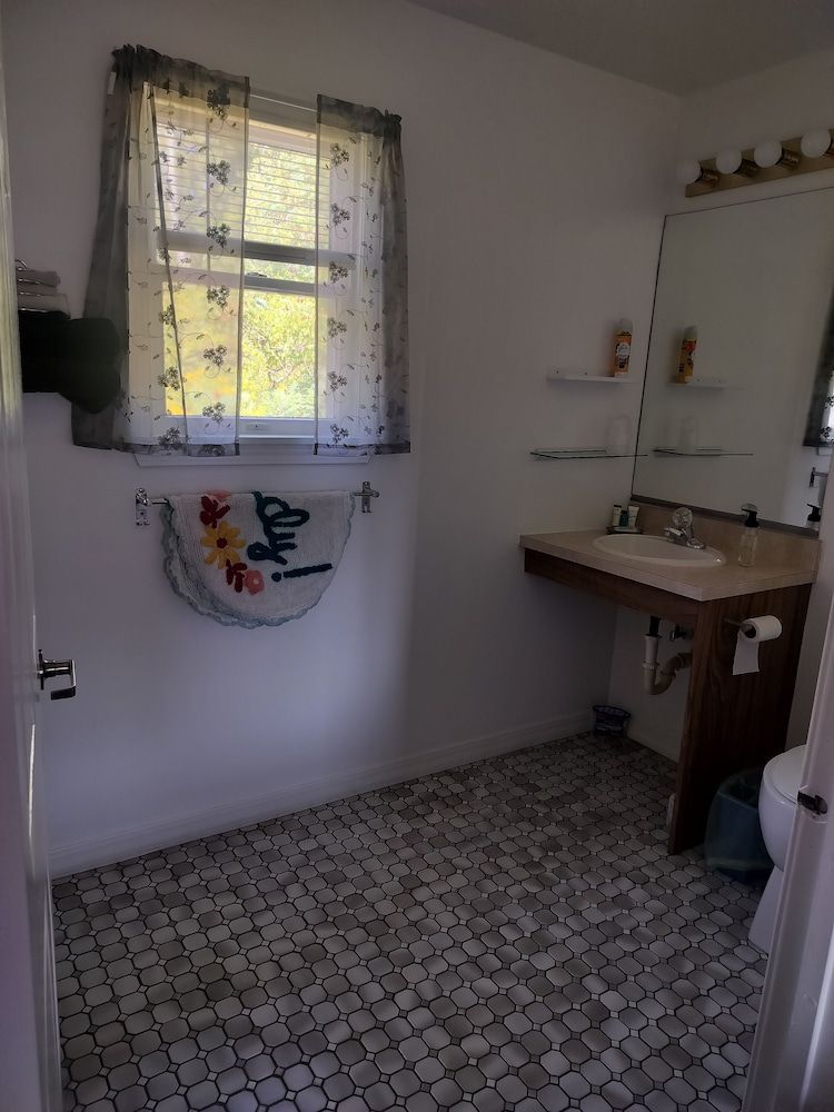 Sunshine Inn Room, 1 Queen Bed, Non Smoking 2