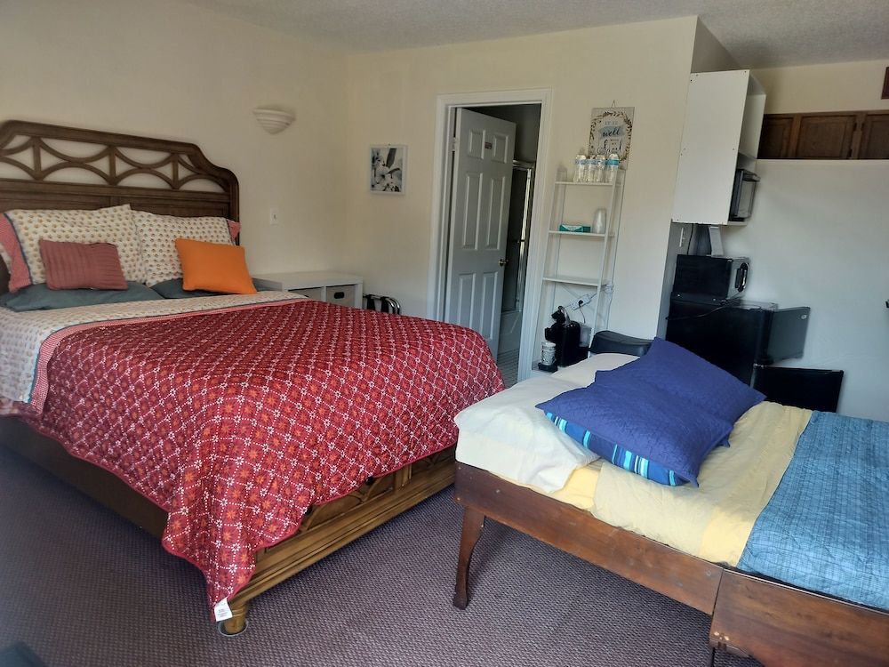 Sunshine Inn Deluxe Room, Multiple Beds, Non Smoking 2