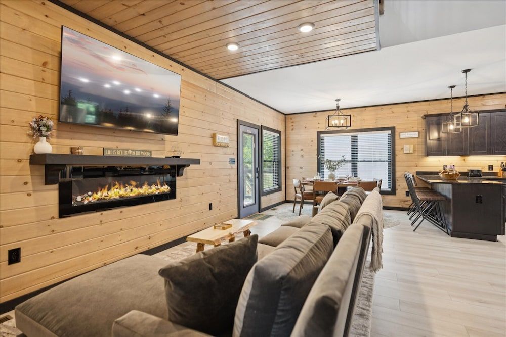 New Cabin w Indoor Swim Spa Hot Tub Gameroom Apartment 7