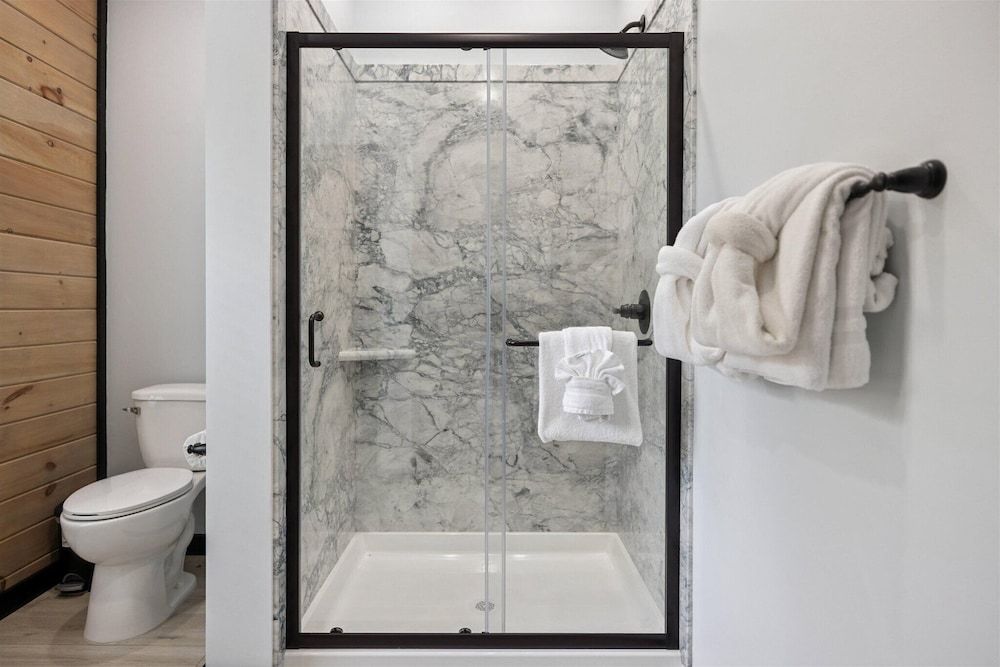 New Cabin w Indoor Swim Spa Hot Tub Gameroom Apartment 19