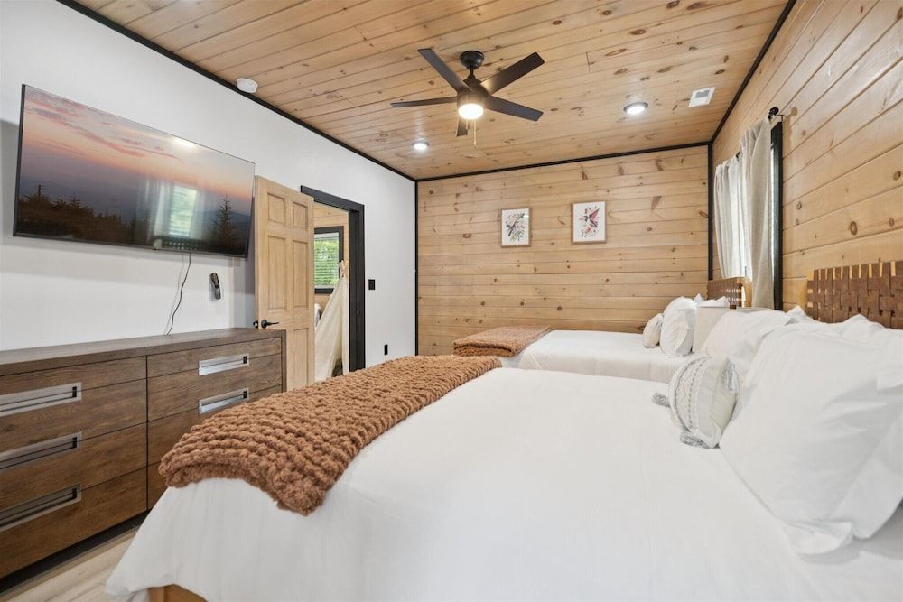 New Cabin w Indoor Swim Spa Hot Tub Gameroom Apartment 17