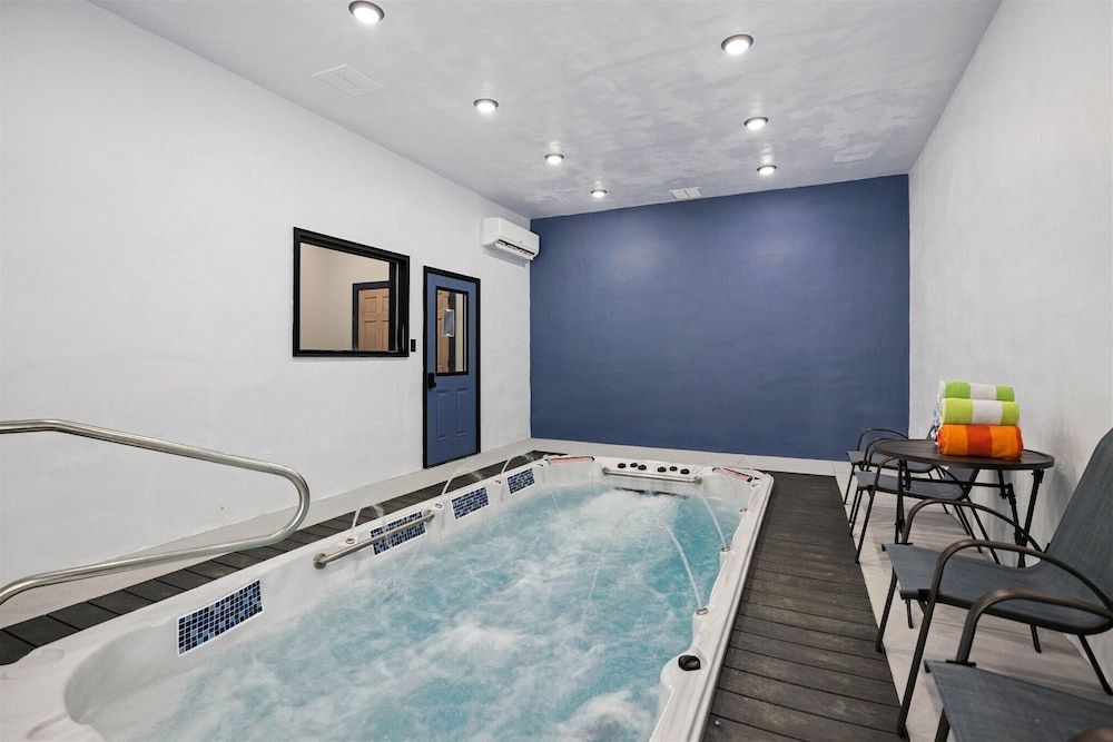 New Cabin w Indoor Swim Spa Hot Tub Gameroom Apartment 25