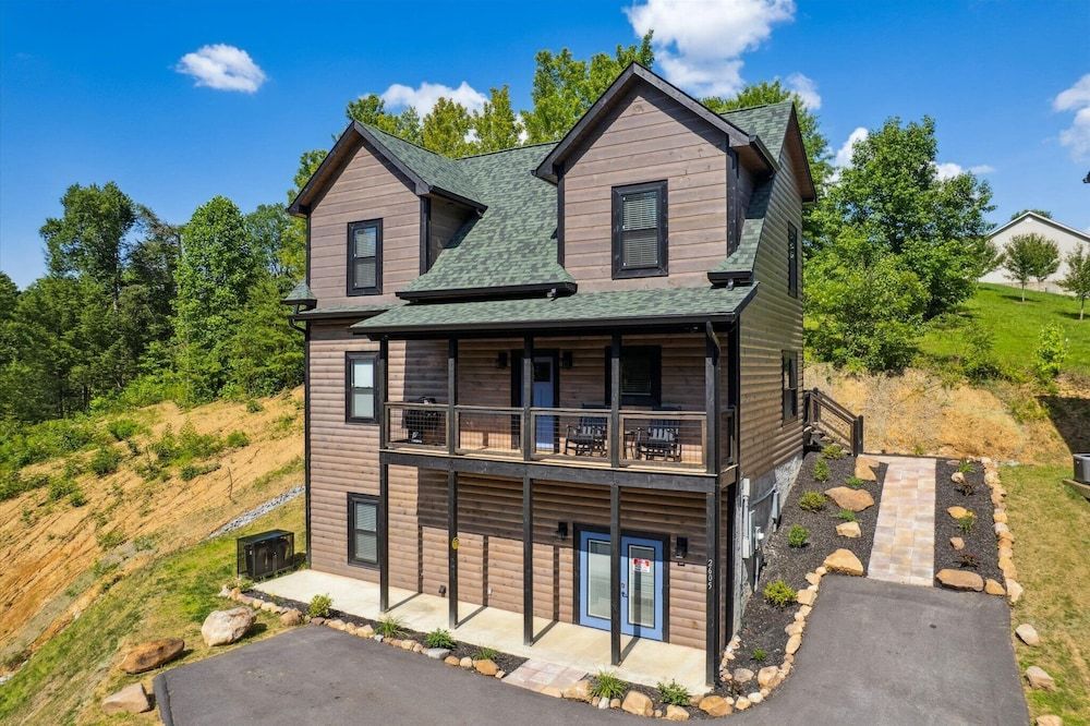 New Cabin w Indoor Swim Spa Hot Tub Gameroom Apartment 32