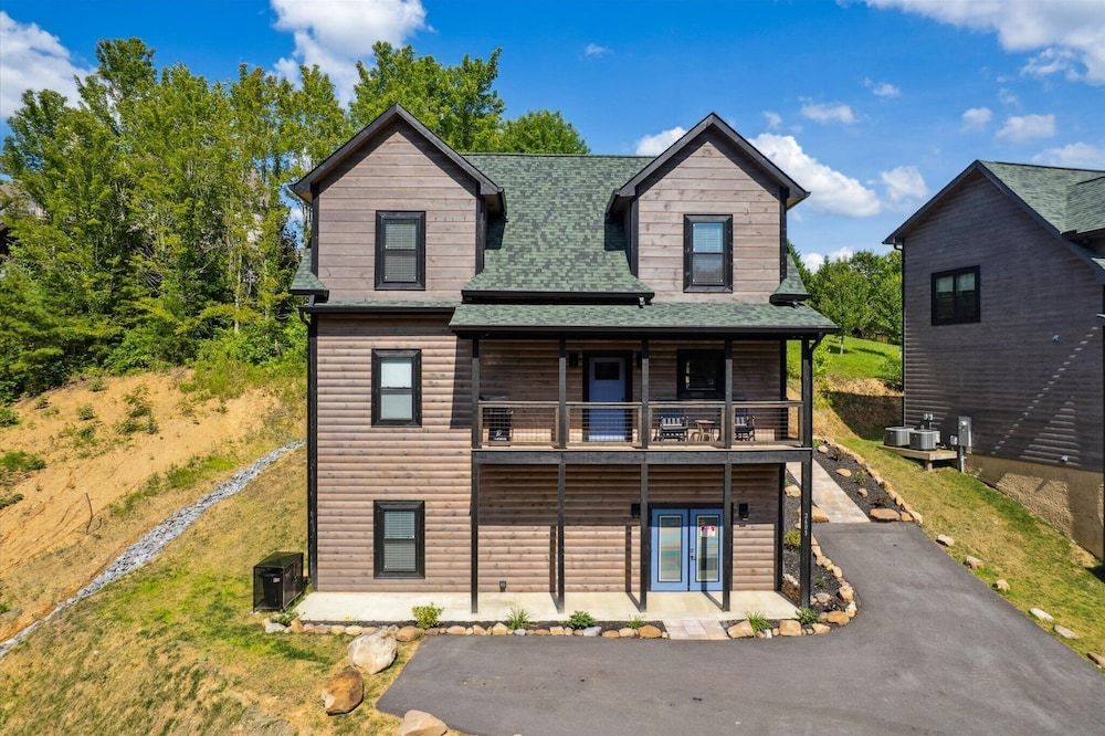 New Cabin w Indoor Swim Spa Hot Tub Gameroom Apartment 31