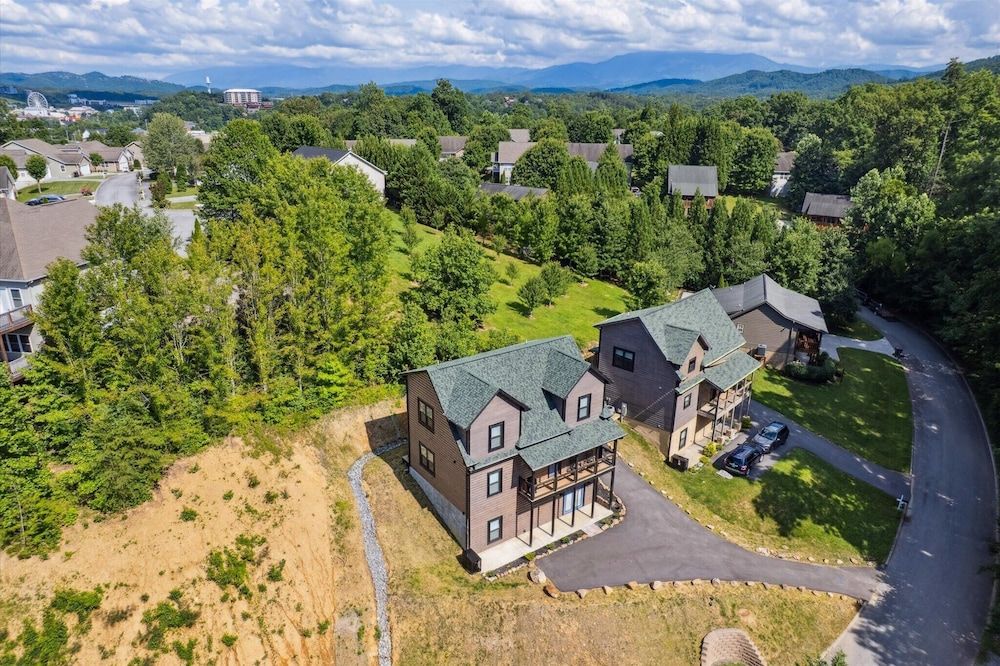 New Cabin w Indoor Swim Spa Hot Tub Gameroom Apartment 33