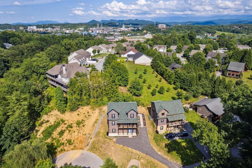 New Cabin w Indoor Swim Spa Hot Tub Gameroom Apartment 34