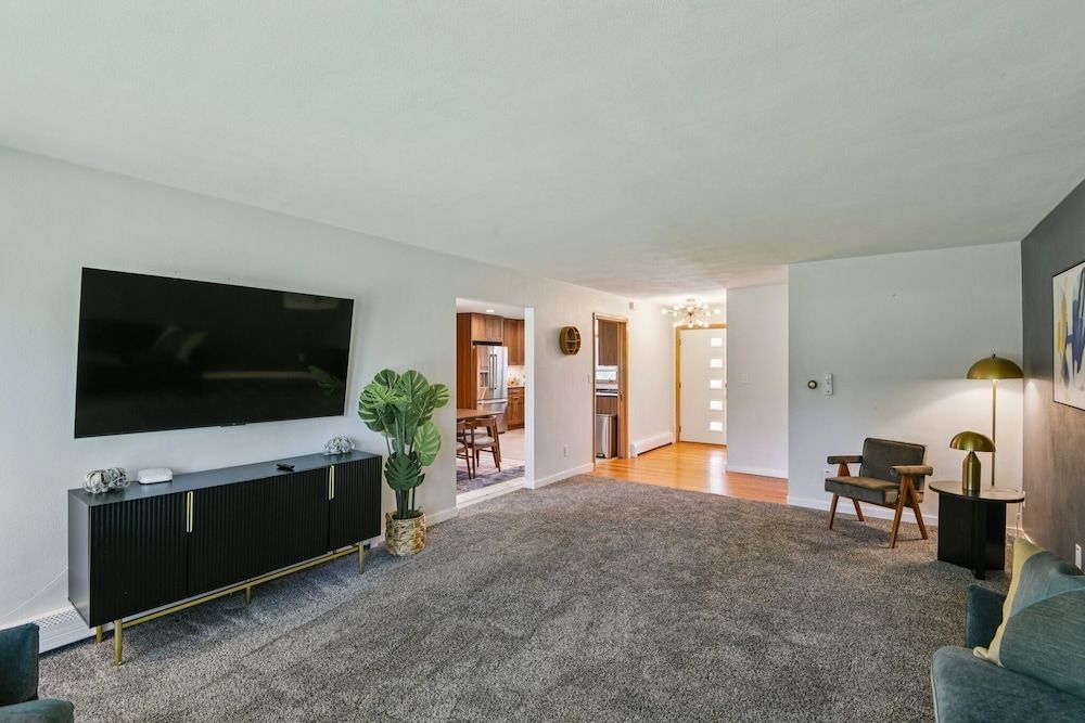 Iowa City 4br Backyard Walk To Stadium 4 Bedroom Home House, 4 Bedrooms 16