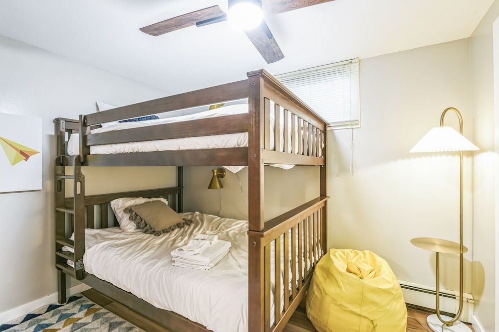 Iowa City 4br Backyard Walk To Stadium 4 Bedroom Home House, 4 Bedrooms 10