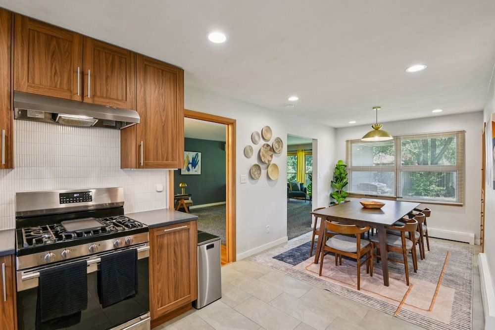 Iowa City 4br Backyard Walk To Stadium 4 Bedroom Home House, 4 Bedrooms 14