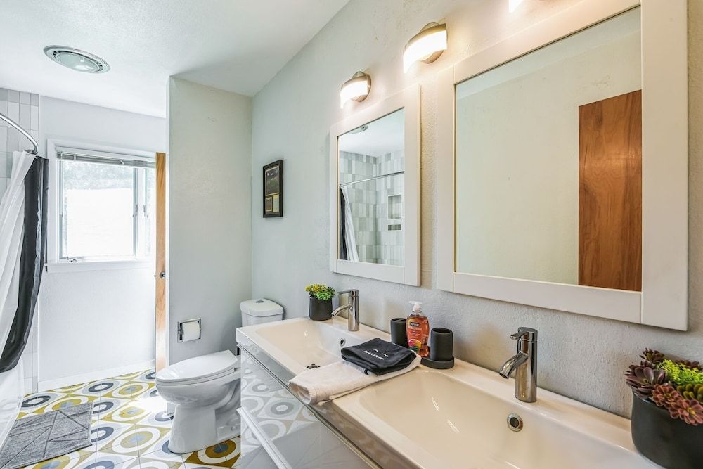 Iowa City 4br Backyard Walk To Stadium 4 Bedroom Home House, 4 Bedrooms 21