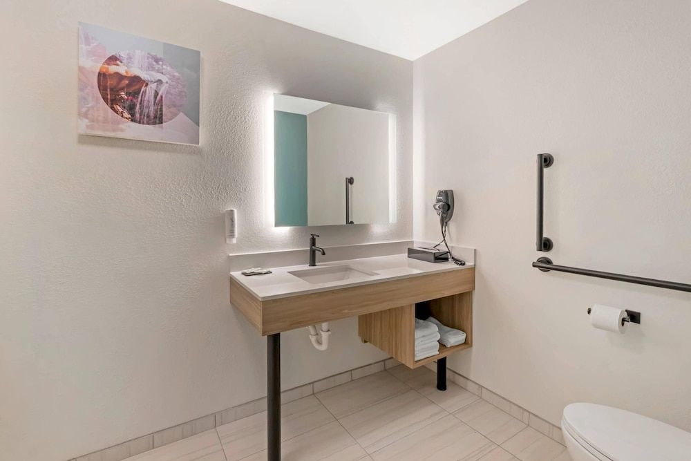 Sleep Inn & Suites Room, 1 King Bed, Roll-in Shower, Non Smoking 7