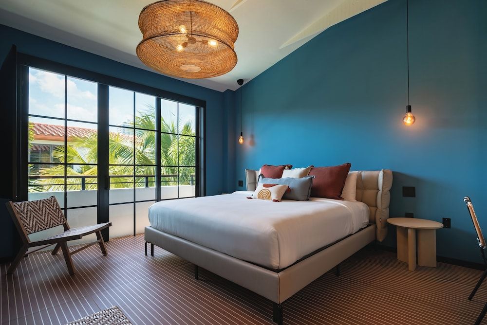 Signature Room, 1 King Bed, Balcony
