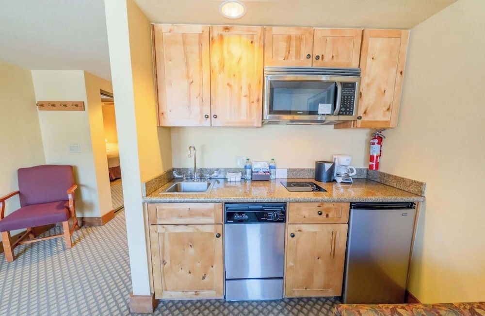 The Grand Lodge by Traverse Hospitality (No Resort Fees) Standard Suite, Pets Allowed No Resort Fee 4