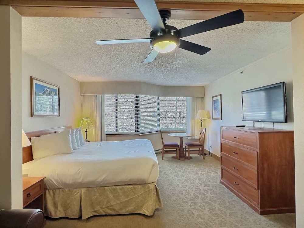 The Grand Lodge by Traverse Hospitality (No Resort Fees) Signature Studio, Multiple Beds No Resort Fee 3