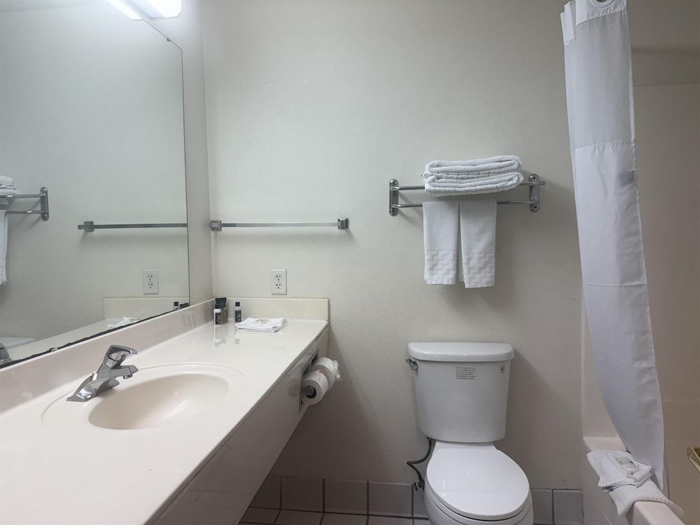 Surestay By Best Western Obetz Rickenbacker Airport Standard Room, 2 Double Beds, Non Smoking, Refrigerator & Microwave (with Sofabed) 4
