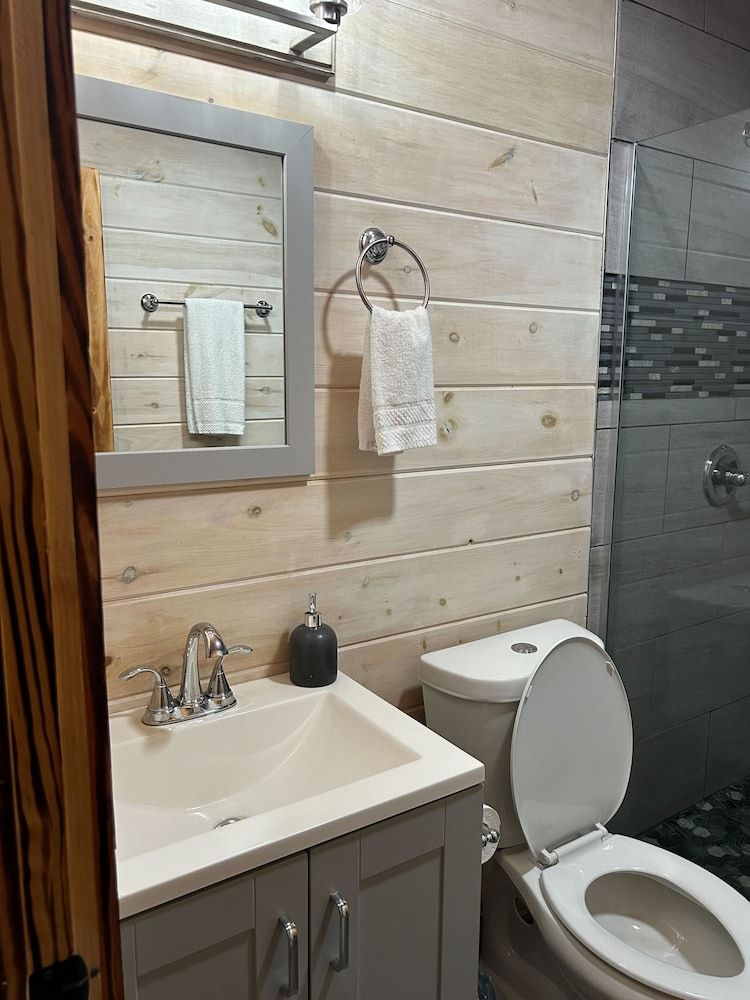 Willow Falls CREEKSIDE CABIN/Private Hot Tub/Lake 26