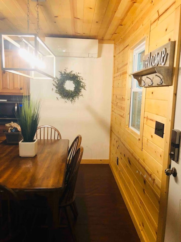 Willow Falls Cozy Cabin in the woods with Hot Tub 3