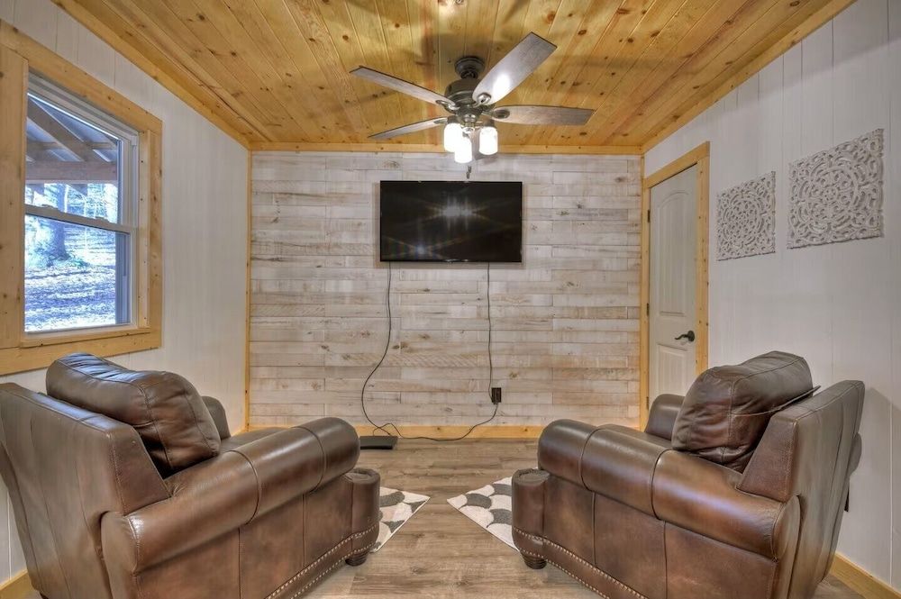 Willow Falls Cozy Cabin in the woods with Hot Tub 11