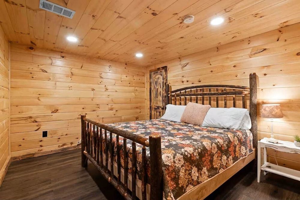 Willow Falls CREEKSIDE CABIN/Private Hot Tub/Lake 2