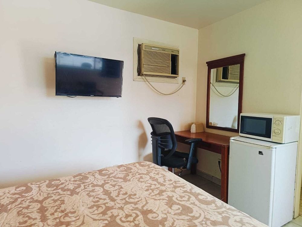 Pen Ann by Capital O Pharr/McAllen TX Room, 1 King Bed, Non Smoking 3