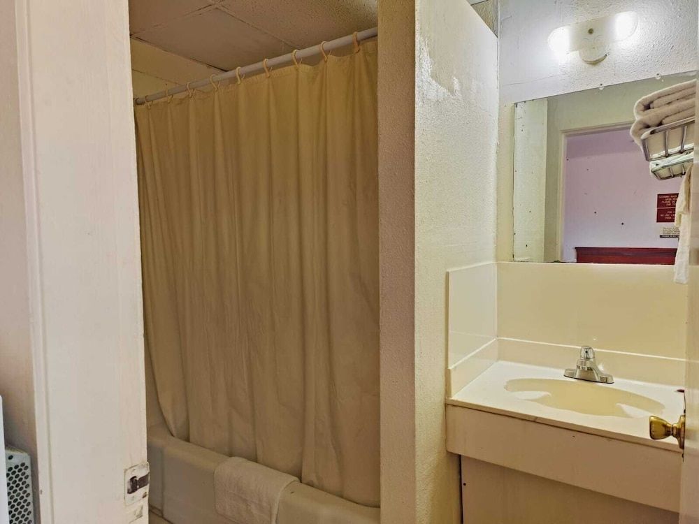 Pen Ann by Capital O Pharr/McAllen TX Room, 1 King Bed, Non Smoking 5