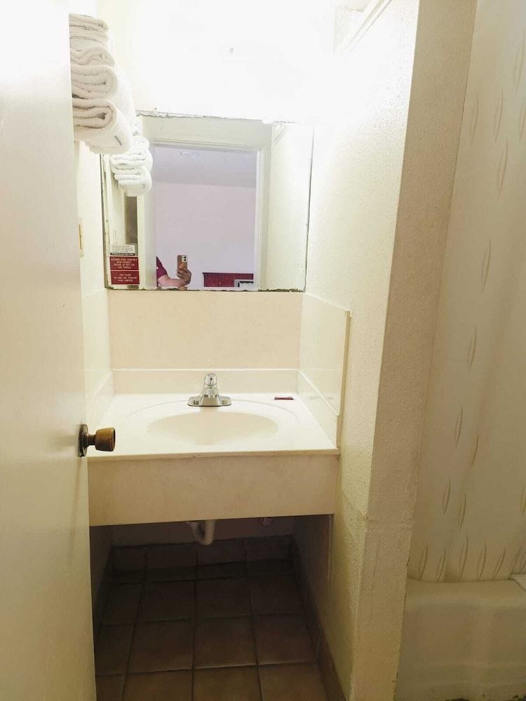 Pen Ann by Capital O Pharr/McAllen TX Room, 2 Queen Beds, Smoking 12