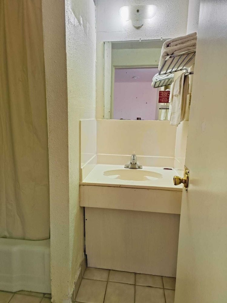 Pen Ann by Capital O Pharr/McAllen TX Room, 1 King Bed, Non Smoking 6