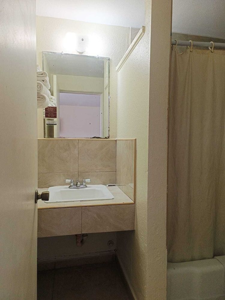 Pen Ann by Capital O Pharr/McAllen TX Room, 1 Queen Bed, Non Smoking 10