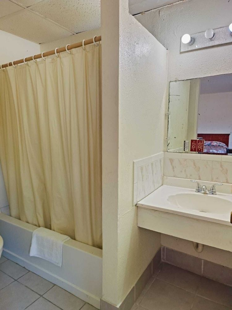 Pen Ann by Capital O Pharr/McAllen TX Room, 2 Queen Beds, Smoking 9