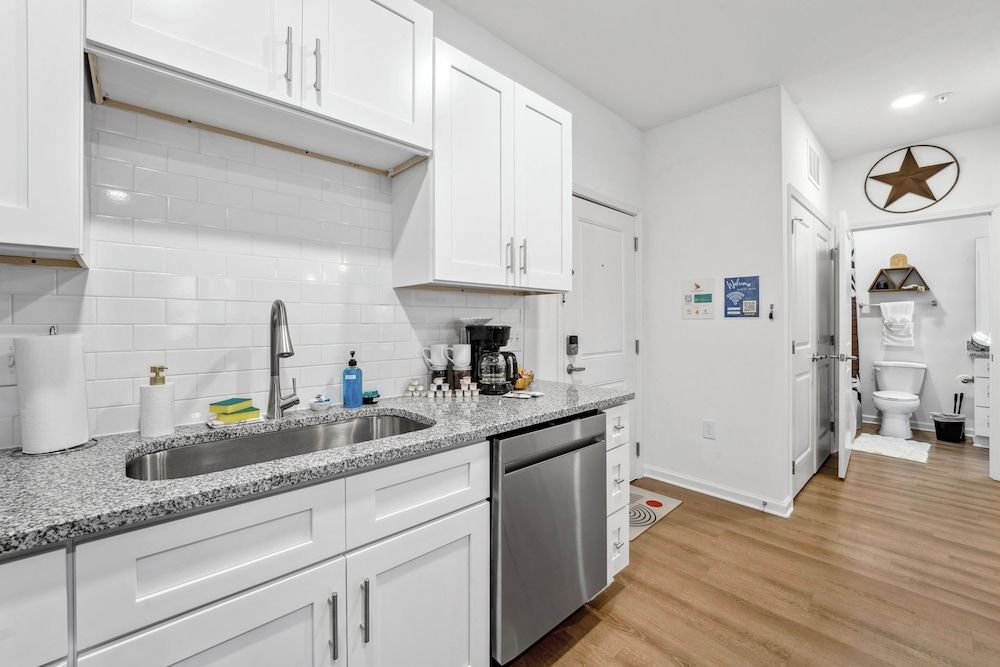 Luxurious Apartments - Pool Gym Bikes Luxury Apartment, 1 Bedroom, Pets Allowed 14