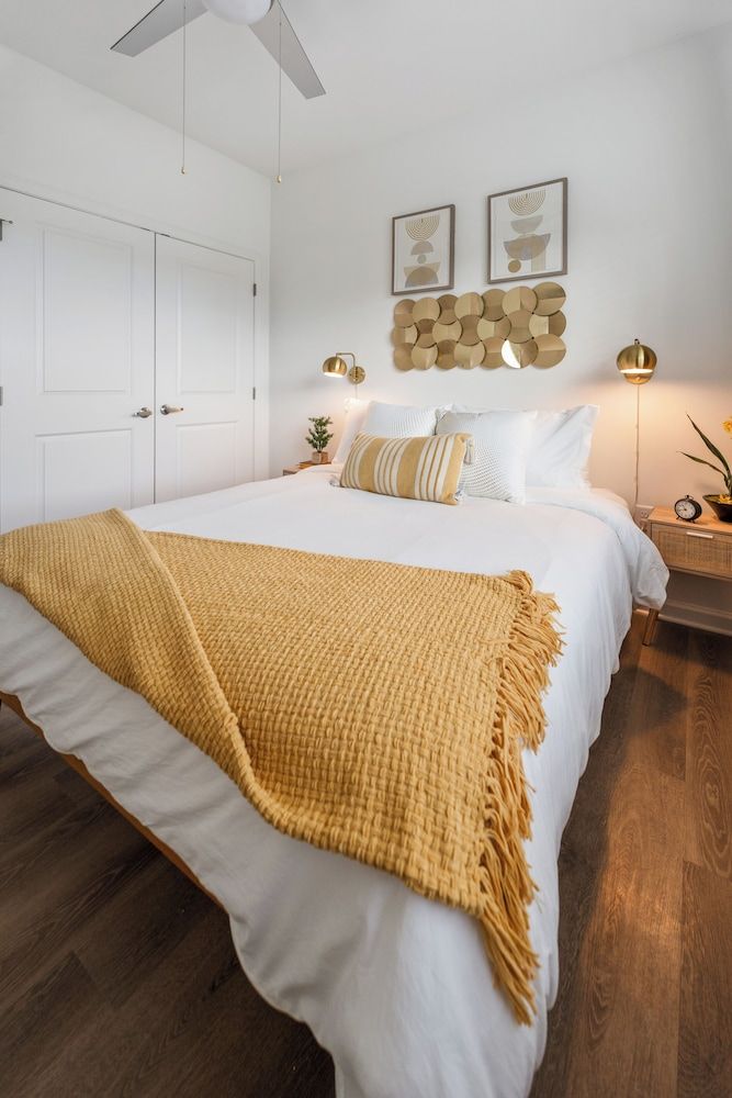 Luxurious Apartments - Pool Gym Bikes Luxury Apartment, 3 Bedrooms, Mobility Accessible, Pets Allowed 13