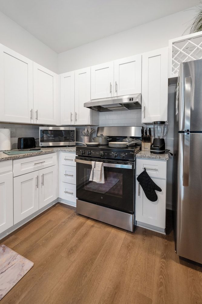 Luxurious Apartments - Pool Gym Bikes Luxury Apartment, 3 Bedrooms, Mobility Accessible, Pets Allowed 39