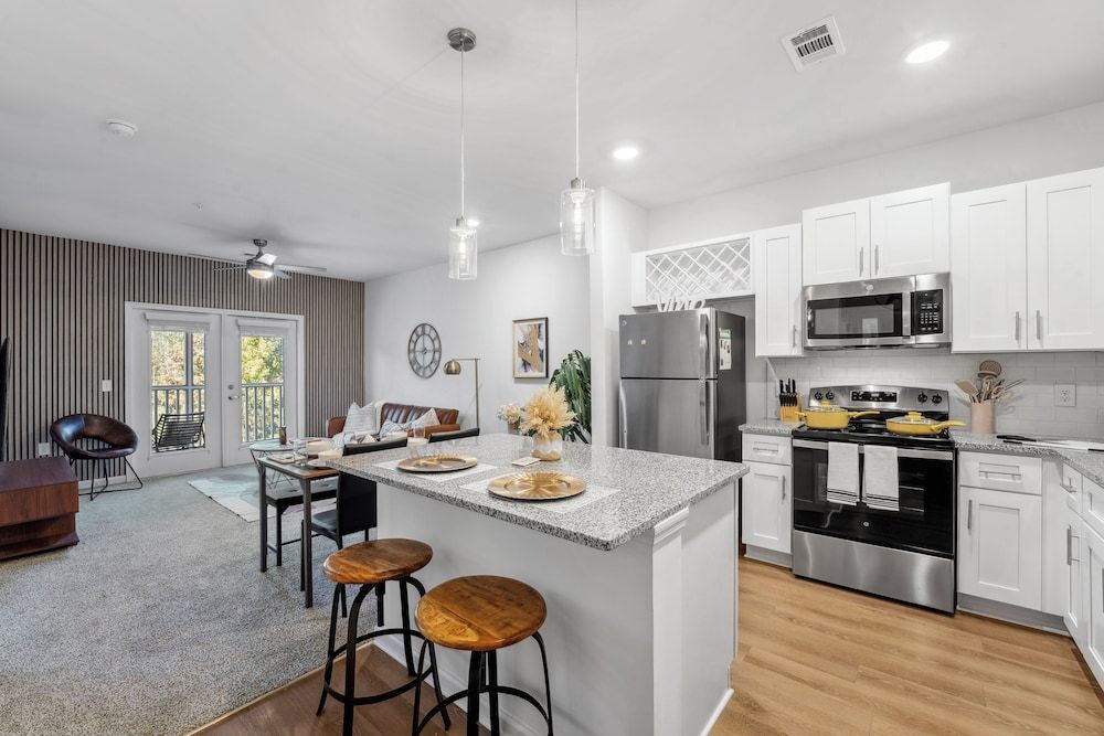 Luxurious Apartments - Pool Gym Bikes Luxury Apartment, 1 Bedroom, Pets Allowed 7