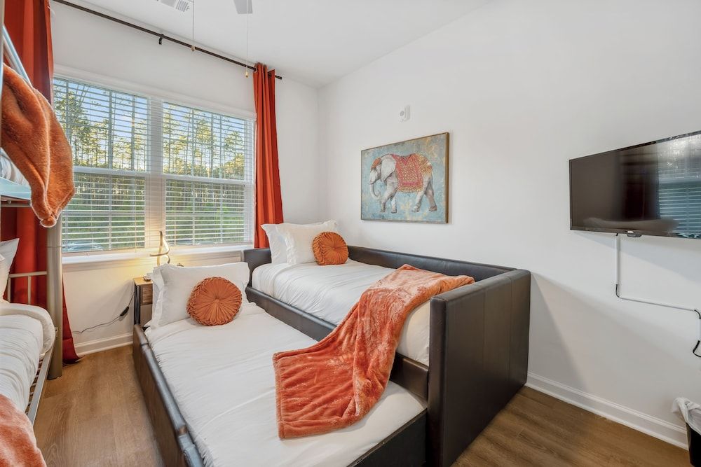 Luxurious Apartments - Pool Gym Bikes Luxury Apartment, 3 Bedrooms, Mobility Accessible, Pets Allowed 3