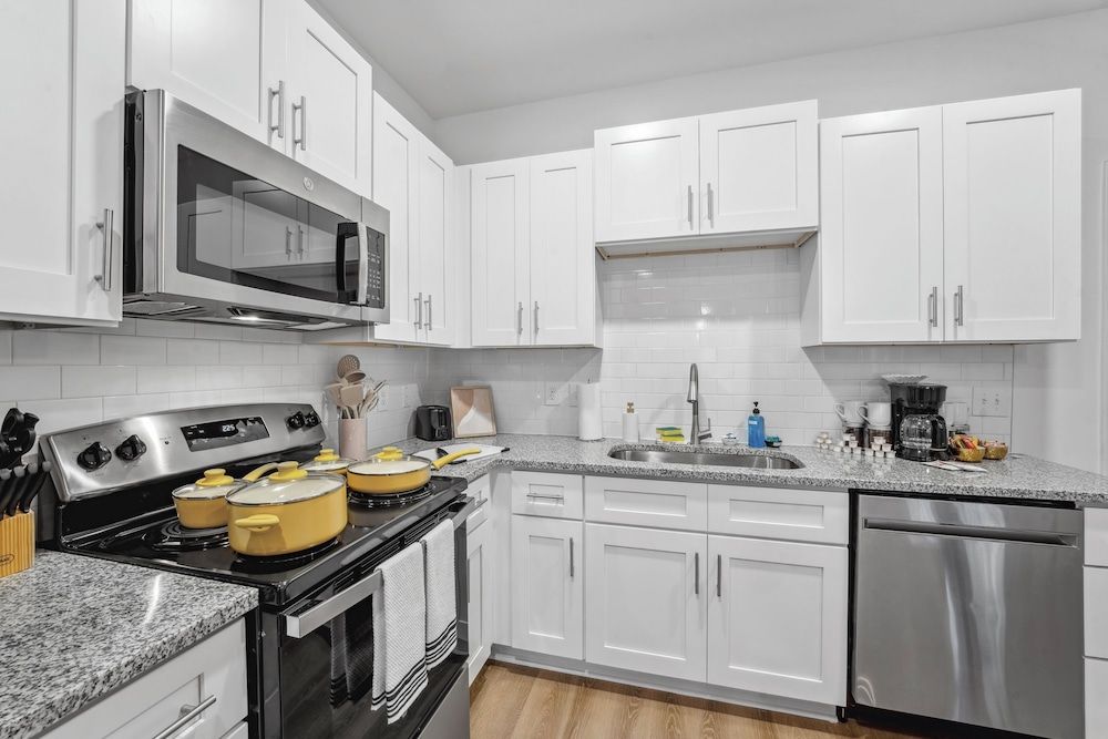 Luxurious Apartments - Pool Gym Bikes Luxury Apartment, 1 Bedroom, Pets Allowed 12