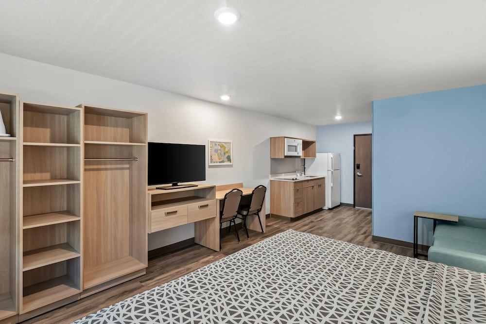 WoodSpring Suites Palm Springs – West Palm Beach Suite, 1 Queen Bed, Accessible, Non Smoking 3