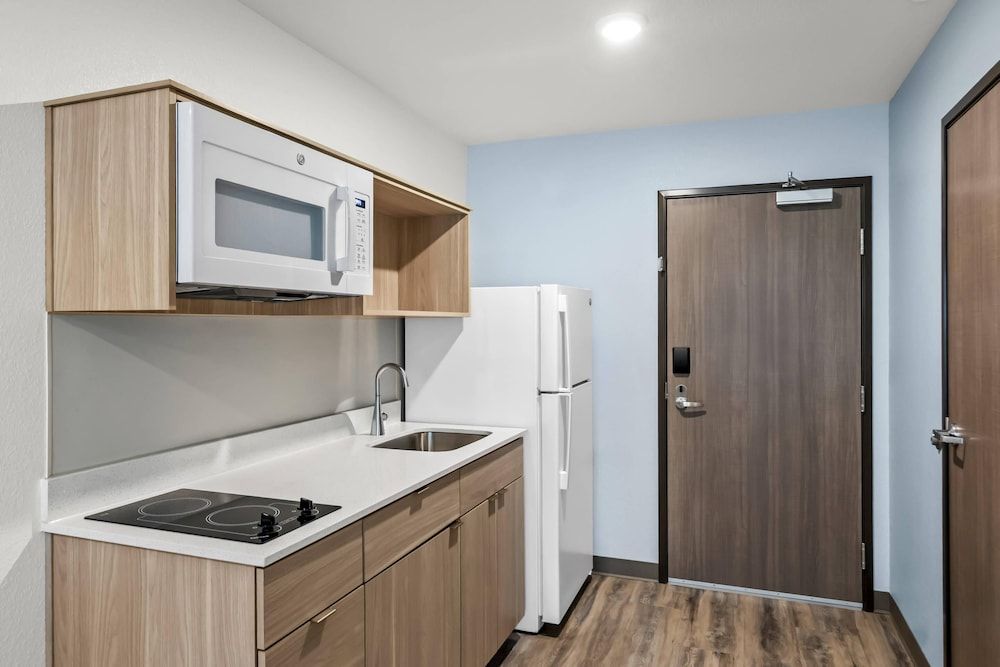 WoodSpring Suites Palm Springs – West Palm Beach Suite, 1 Queen Bed, Accessible, Non Smoking 4