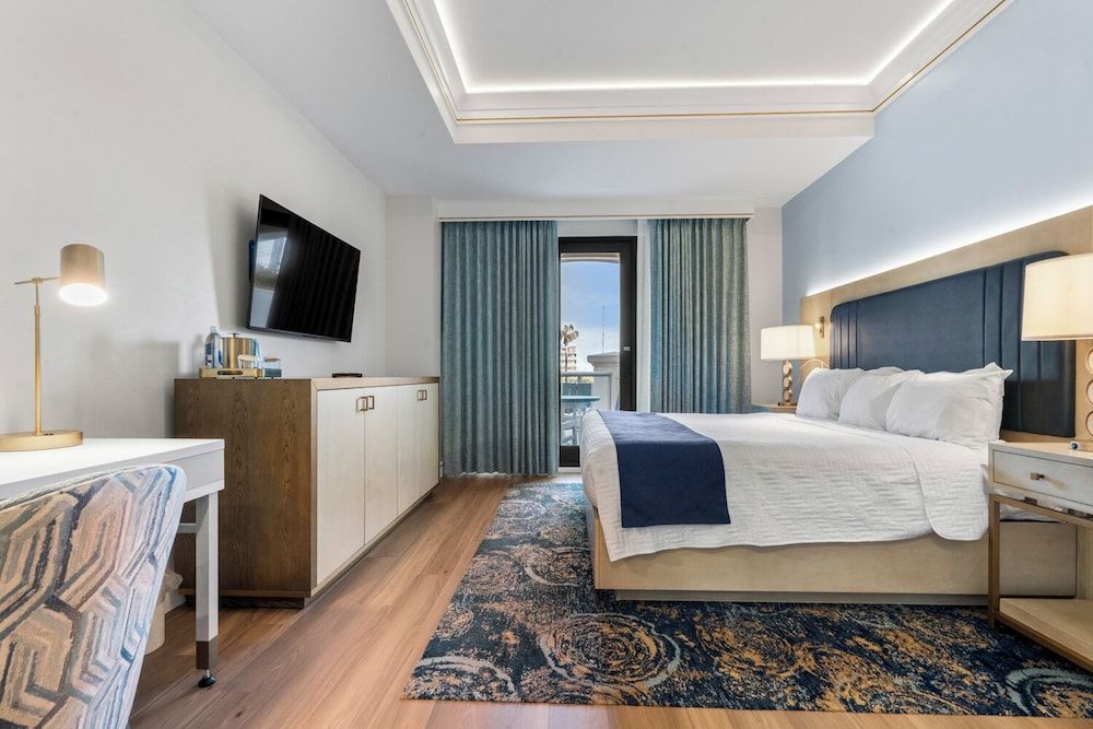 Premium Single Room, 1 King Bed, Balcony, City View