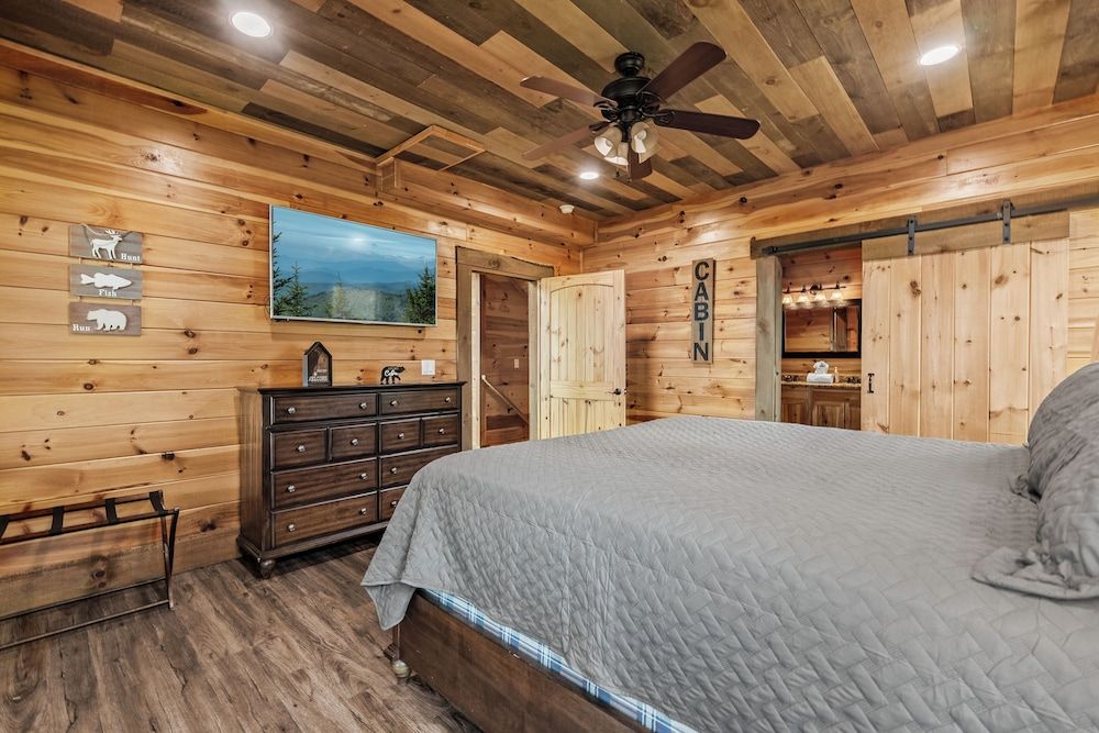 Amazing View Cabin w Gameroom Hot Tub Fire Pit Apartment 38