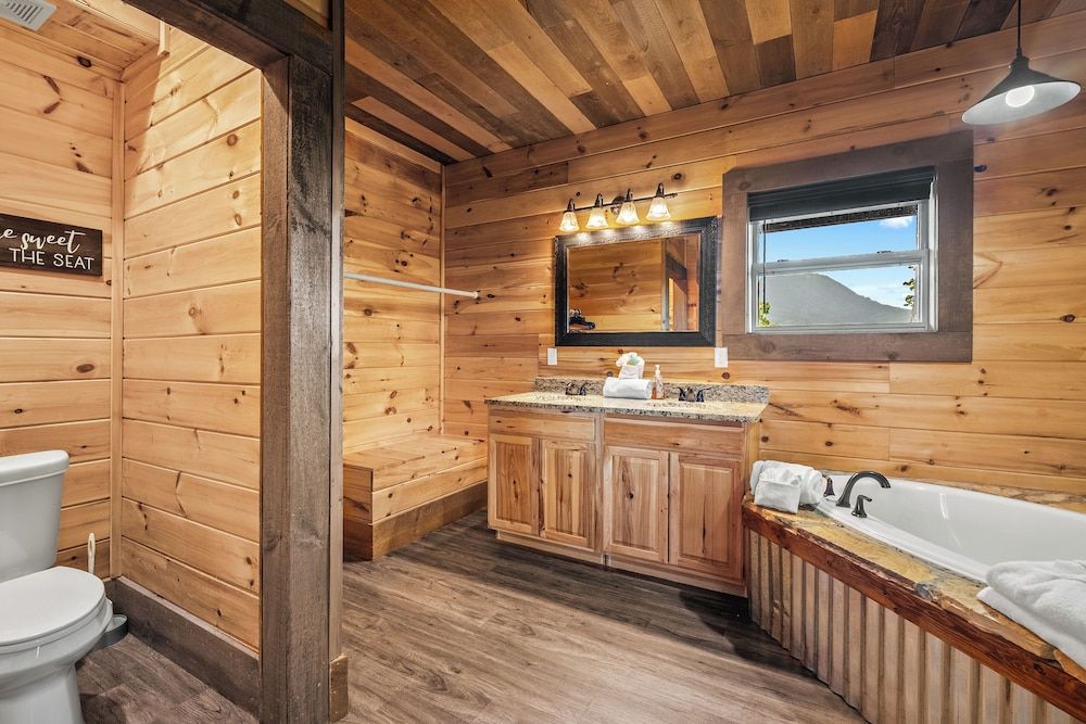 Amazing View Cabin w Gameroom Hot Tub Fire Pit Apartment 65