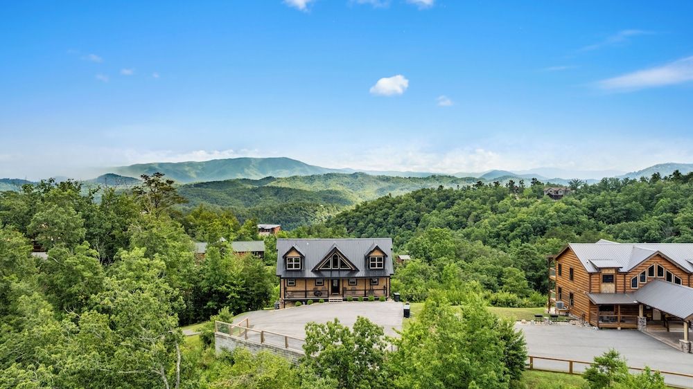 Amazing View Cabin w Gameroom Hot Tub Fire Pit Apartment 18