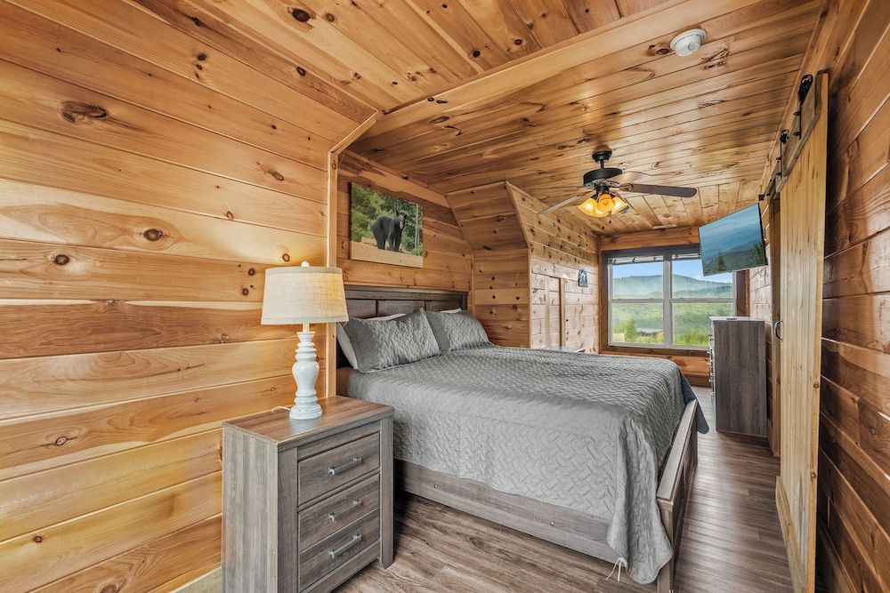 Amazing View Cabin w Gameroom Hot Tub Fire Pit Apartment 43