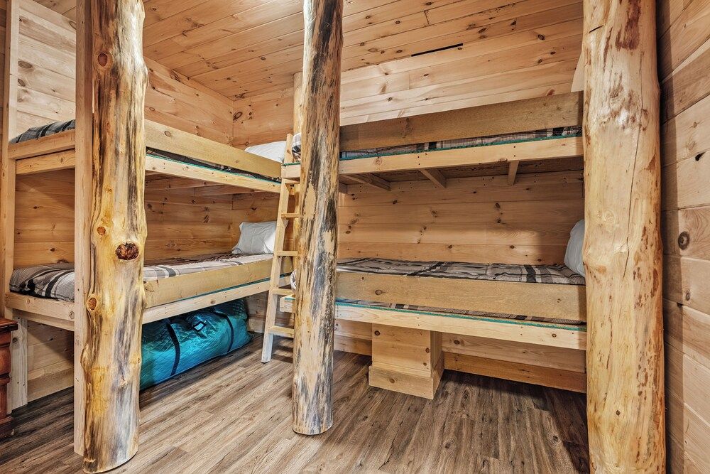 Amazing View Cabin w Gameroom Hot Tub Fire Pit Apartment 56