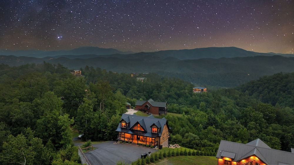 Amazing View Cabin w Gameroom Hot Tub Fire Pit Apartment 17